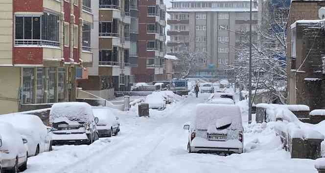 Tatvan’da kar kalınlığı 4 metreyi buldu