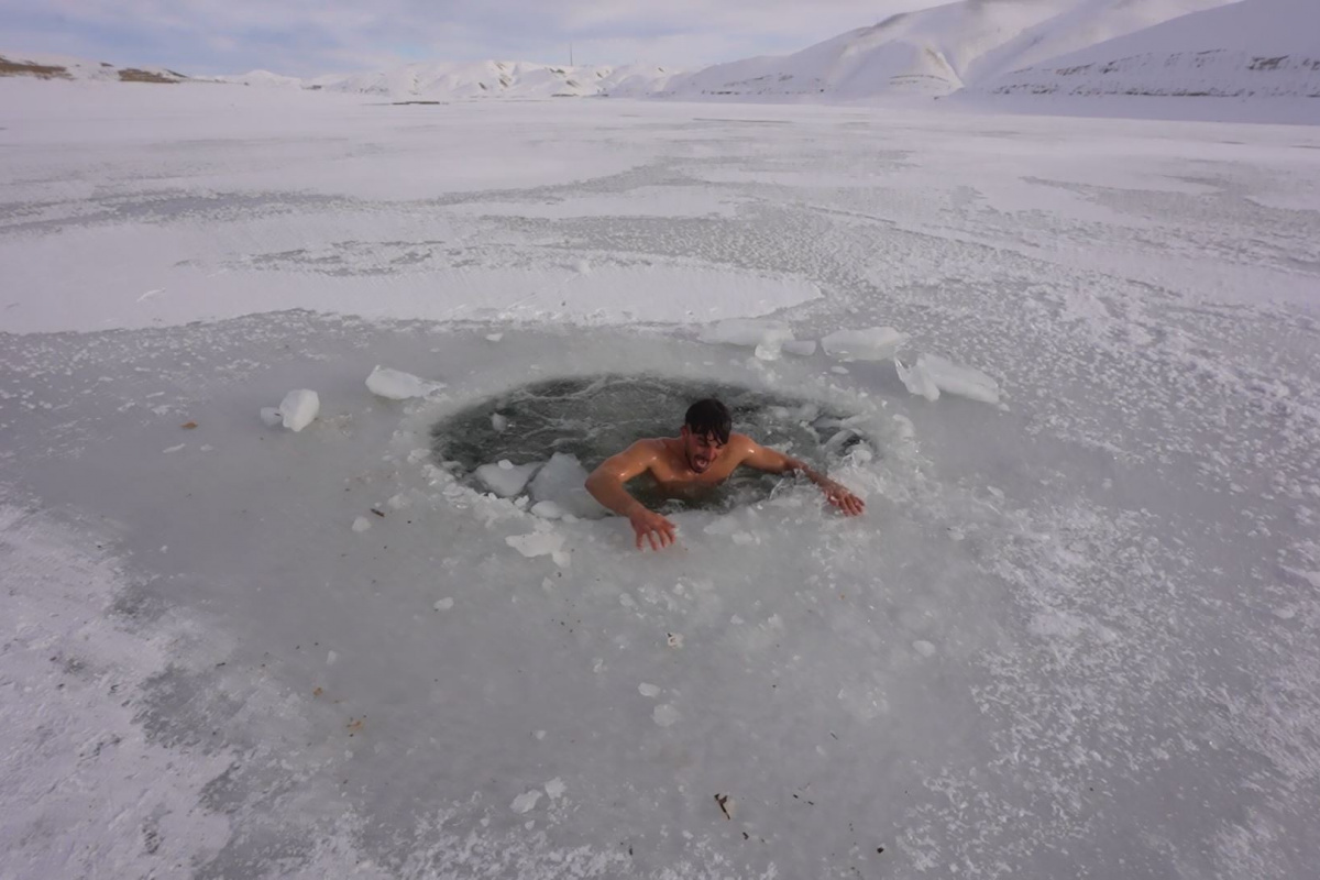 Çılgın fenomen buz tutan Van Gölü'ne daldı, hipotermi tehlikesi geçirdi