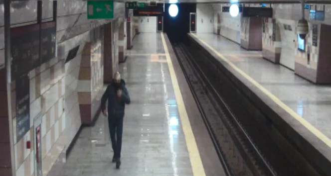 Metrodaki bıçaklı saldırıya ilişkin yeni görüntüler ortaya çıktı