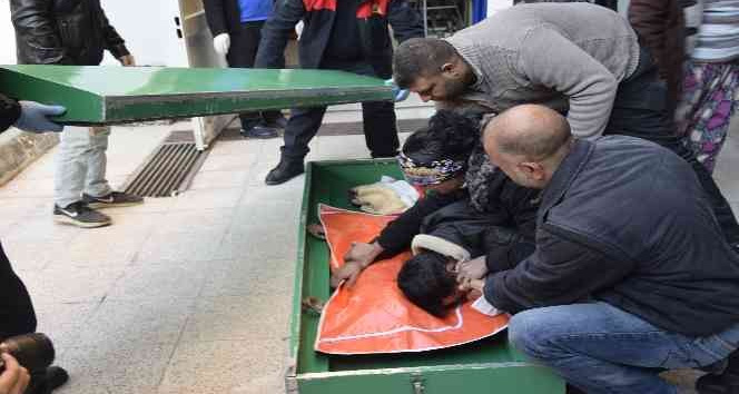 Ölümü sonrası annesi ve dayısı tutuklanan minik Ayşenur’un babası, kızının cenazesini feryat ederek aldı