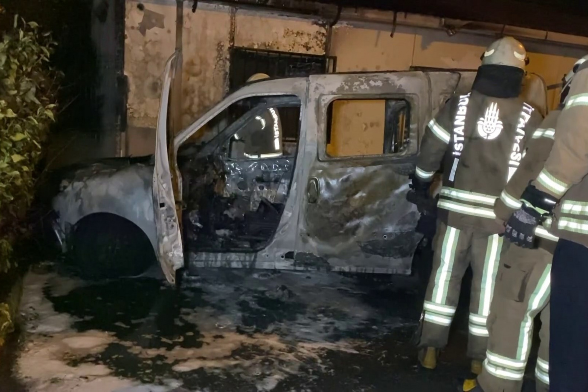 Pendik'te park halindeki polis aracı alev alev yandı