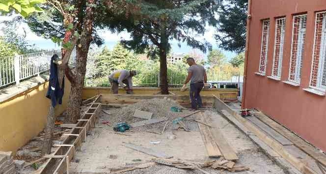Çınarcık Belediyesi okul bahçesine bocce sahası yaptı