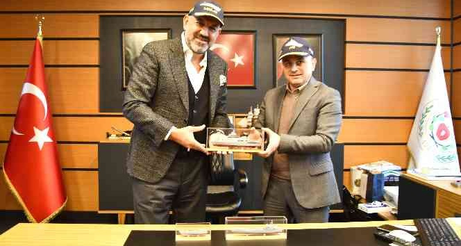 Başkan Oral’a Katar’a inşa edilen savaş gemilerin maketi hediye edildi…