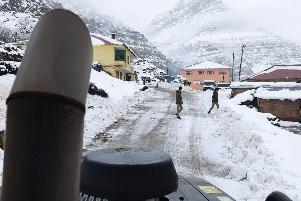 Şırnak’ta karla mücadele devam ederken, kapanan köy yolları bir bir açılıyor