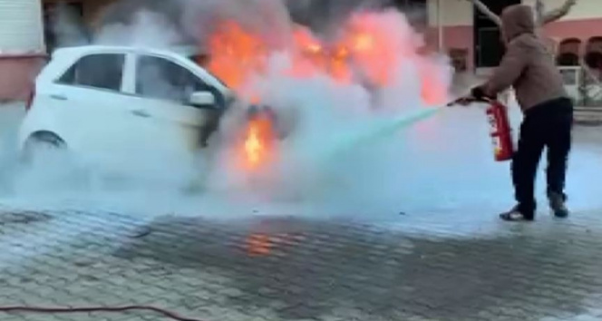 Antalyada park halindeki iki otomobil çıkan yangında alev alev yandı