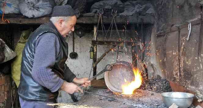 Mesleğinin son temsilcisi, 60 yıldır aynı işi yapıyor