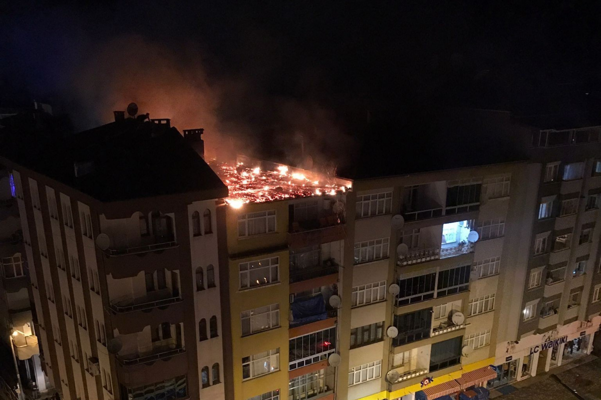 Rize'de gece saatlerinde çıkan yangın paniğe neden oldu