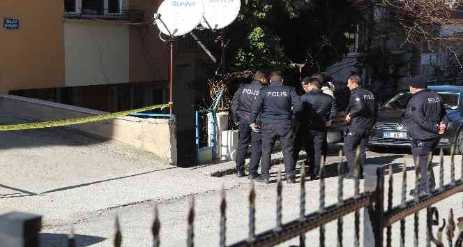 Silahla yaraladığı husumetlisinin başında bekleyerek kendini ihbar etti