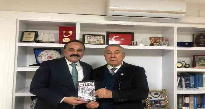 Ünsal, “Soykırım” kitabını Önal’a hediye etti
