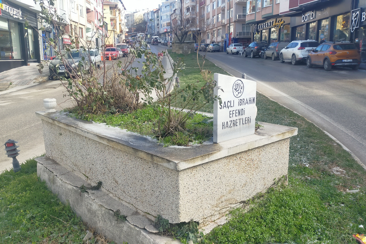 Edirne'de şaşırtan görüntü, cadde ortasındaki mezarlar dikkat çekiyor