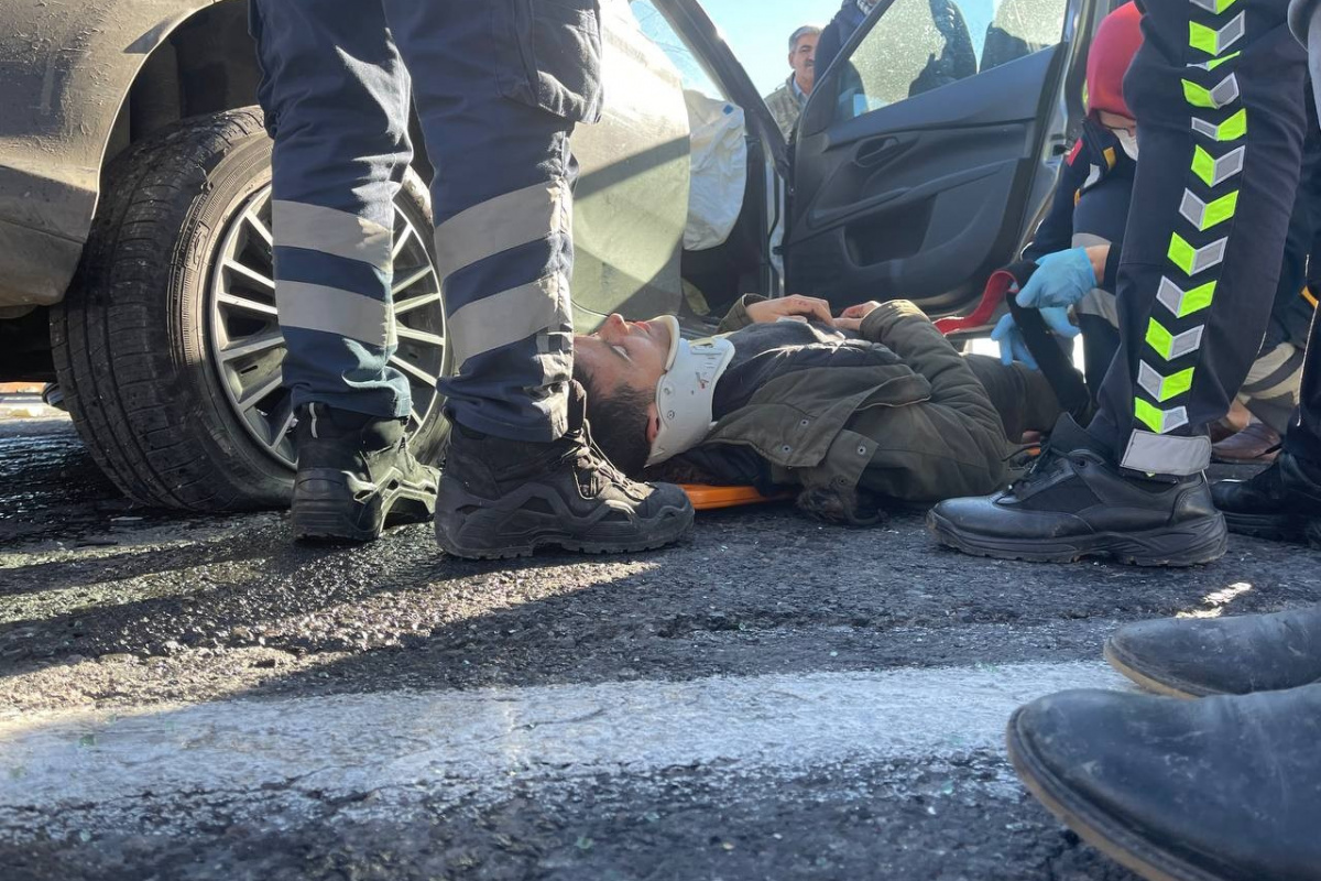 Şanlıurfa'da tır, kamyonet ve otomobil çarpıştı: 1'i asker 3 yaralı