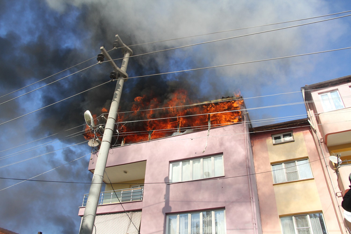 Manisa'da görev yapan uzman çavuş, ev yangınında hayatını kaybetti
