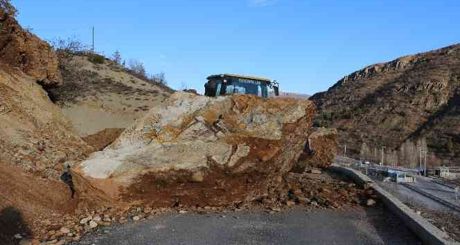 Tunceli’de dağlardan düşen kayalar yolu trafiğe kapattı