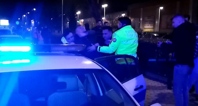Yayaya çarpıp "Kralı gelsin" diyen alkollü sürücü, taşkınlık çıkarınca gözaltına alındı