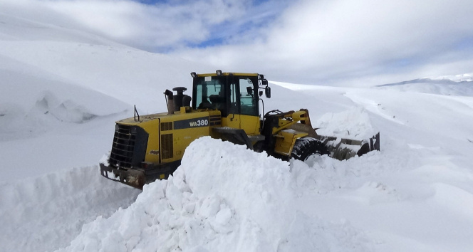 2 bin 500 rakımlı dağ köylerinde 5 metre karla mücadele sürüyor