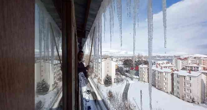 Çatılarda 2 metrelik buz sarkıtları oluştu