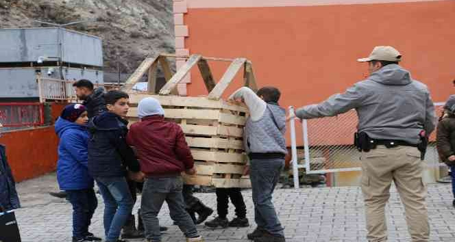 Şırnak’ta polis ve çocuklar ele ele verdi, sokak hayvanlarına barınak yaptı