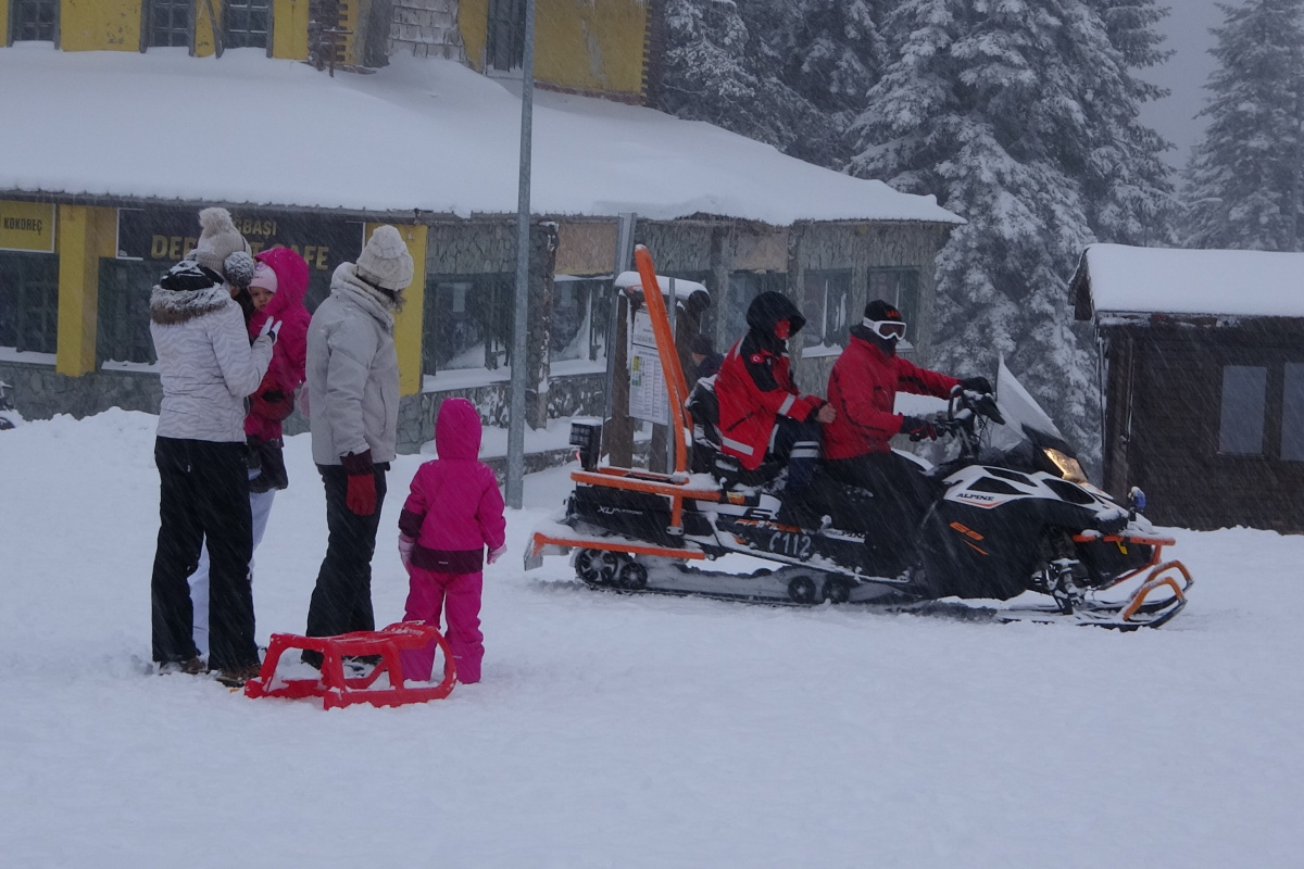 Kar kalınlığının 40 santimetreyi aştığı Ilgaz Dağına, kayak tutkunlarından yoğun ilgi