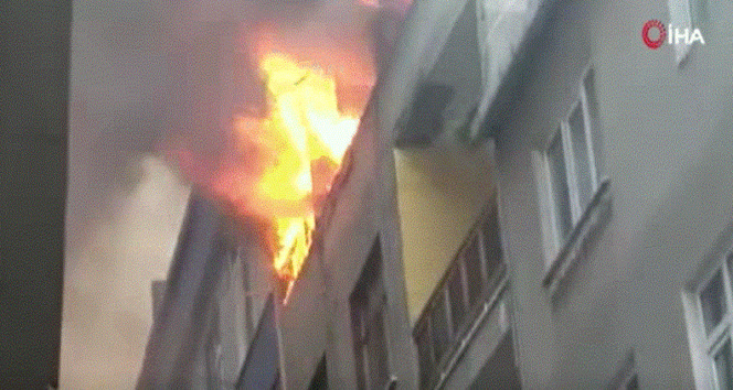 Bağcılardaki apartmanın çatısı alev alev yandı