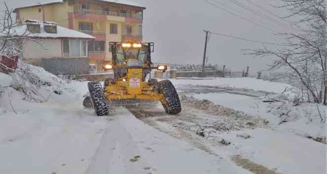 Altınordu’da ekipler kar mücadelesini sürdürüyor