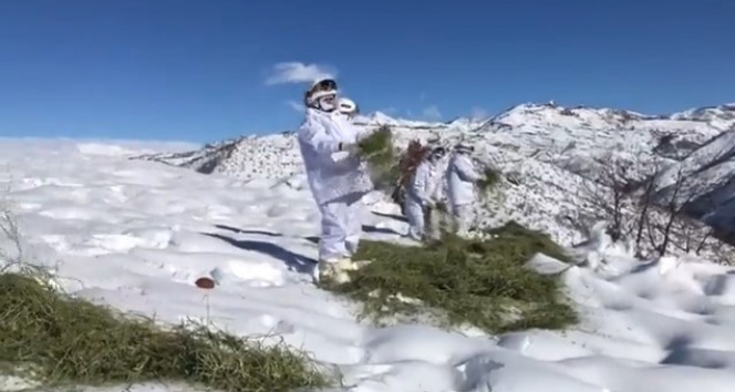 Jandarma ekipleri yaban hayvanlarını unutmadı