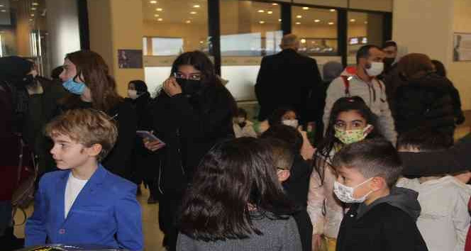 Minik oyuncu sınıf arkadaşlarıyla birlikte "Kesişme: İyi ki Varsın Eren" filmini izledi