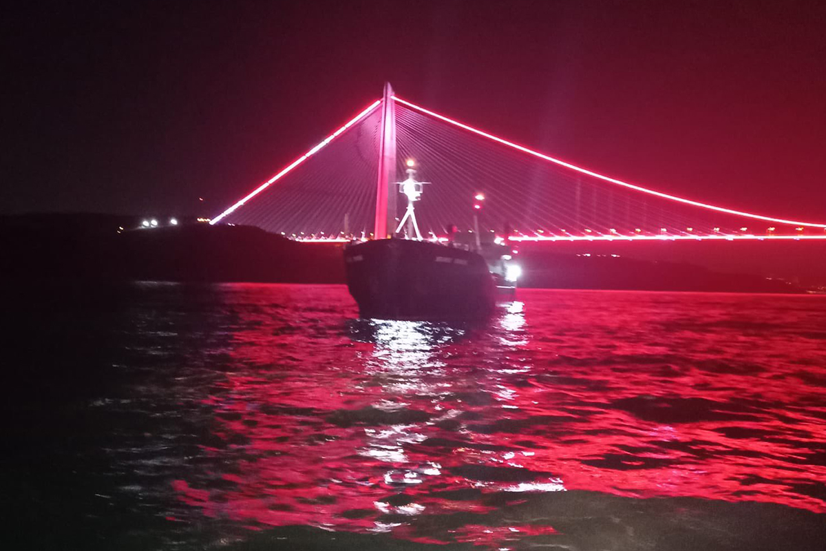 İstanbul Boğazı&#039;nda arıza yapan kuru yük gemisi Büyükdere açıklarına çekildi