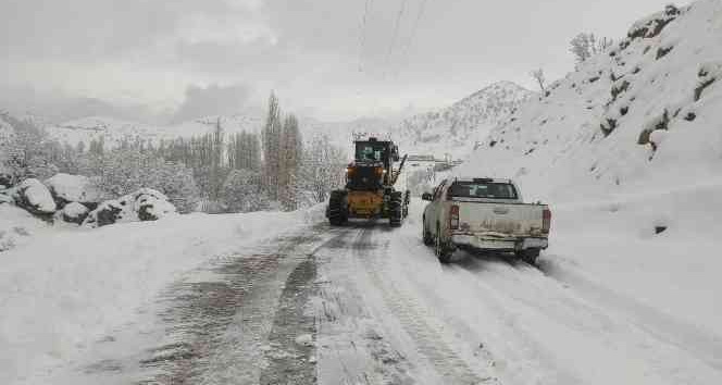 Güneydoğu’da kar esareti sürüyor, kar kalınlığı yer yer 2 metreyi buldu