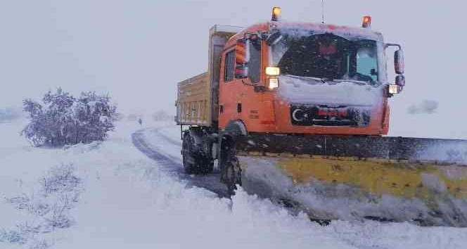 Kırıkkale’de karın kapattığı 21 köy yolu ulaşıma açıldı