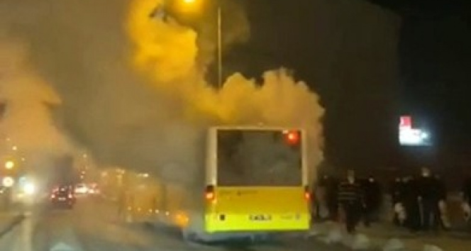 Arnavutköyde yolda kalan İETT otobüsünden dumanlar yükseldi