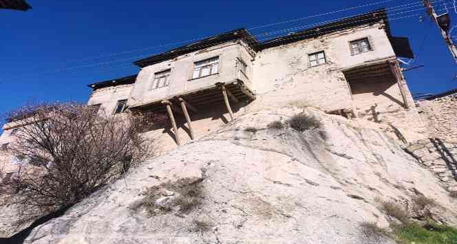 Tunceli’de dev kayaların üzerine yapılan evler görenleri hayran bırakıyor