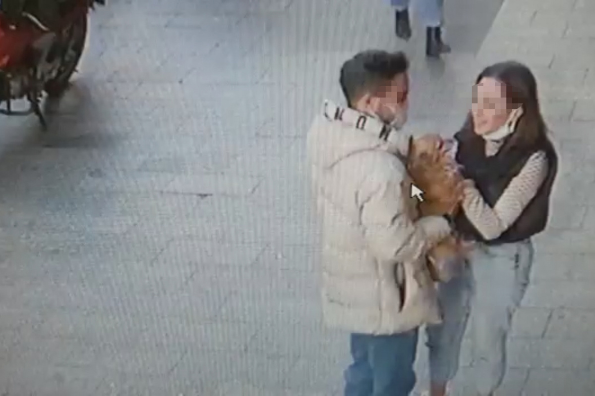 Sevgili çift işyeri önüne bırakılan köpeği severek çaldı