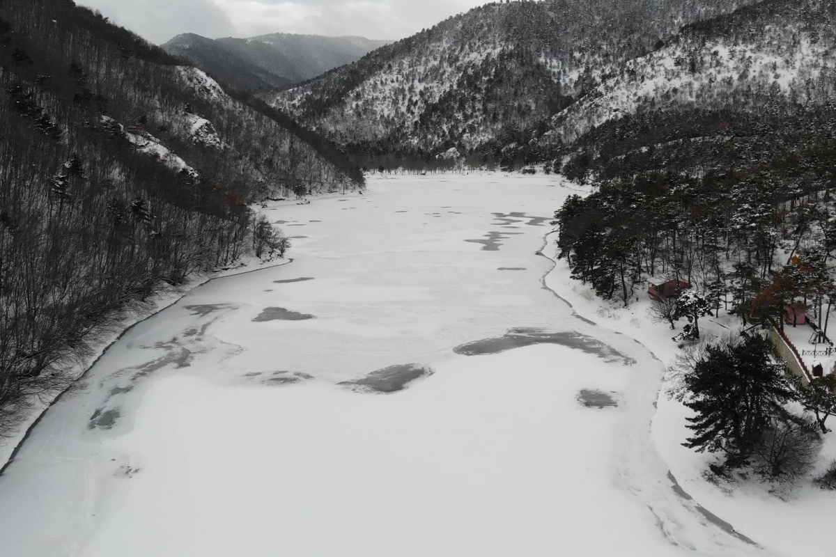 Amasya'daki turizm cenneti Boraboy Gölü'nün yüzeyi buz tuttu
