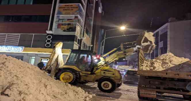 Ardahan’da tonlarca kar kamyonlarla taşındı