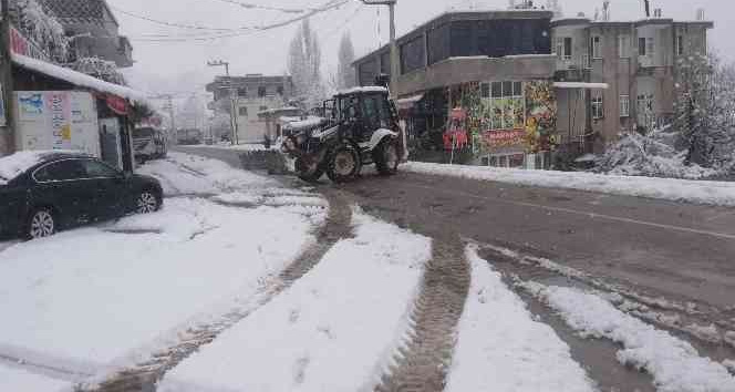 Şenoba Belediyesi yol temizleme ve tuzlama çalışmalarına devam ediyor
