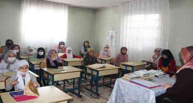 Minikler Kur’an kurslarında hem eğleniyor hem öğreniyor