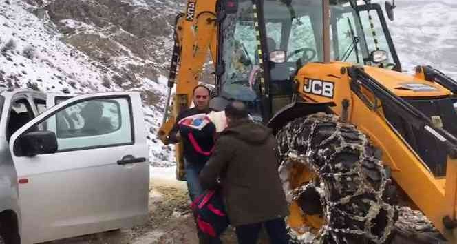 Siirt’te karla kaplı yollarda ekipler, 8 aylık bebek için seferber oldu