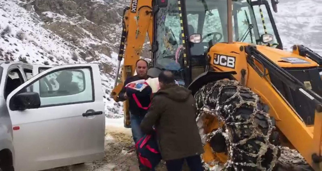 Siirtte karla kaplı yollarda ekipler, 8 aylık bebek için seferber oldu