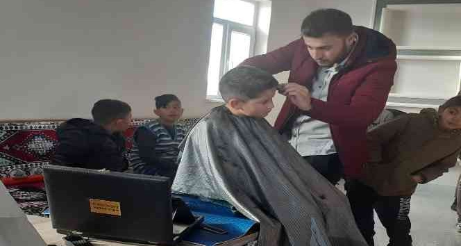 Köy köy dolaşıp çocukları ücretsiz tıraş ediyor