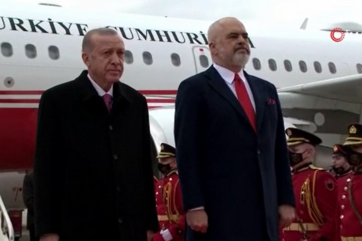 Cumhurbaşkanı Erdoğan, Arnavutluk'ta resmi törenle karşılandı