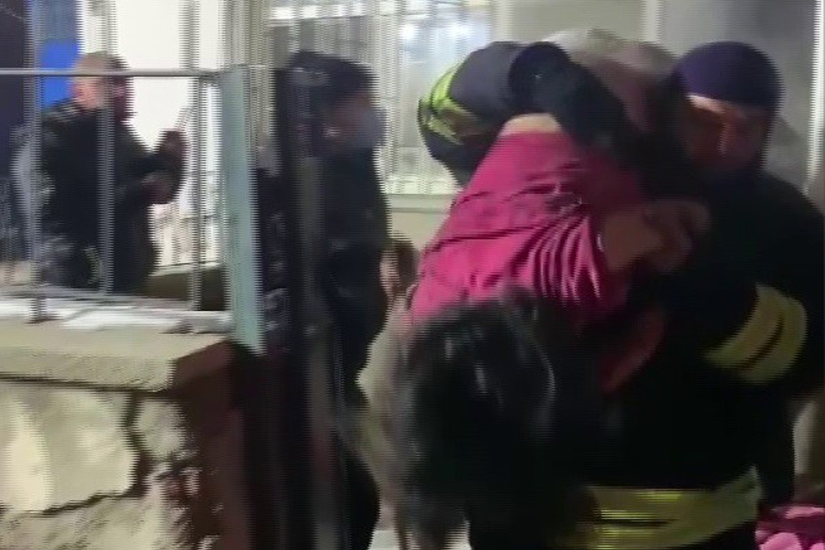 Yangında mahsur kalan Afgan aileyi itfaiye ekipleri camdan çıkararak kurtardı