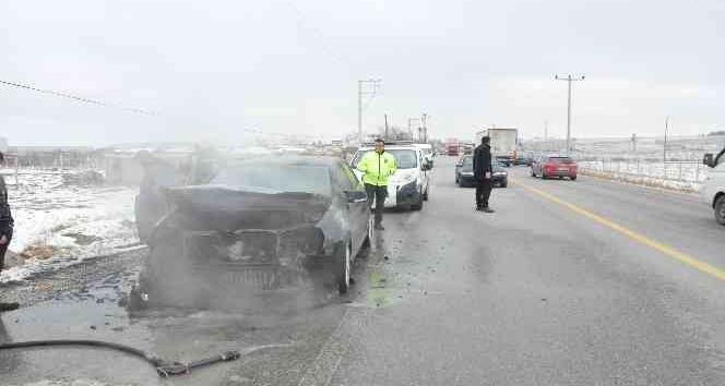 Karaman’da seyir halindeki otomobil alev topuna döndü