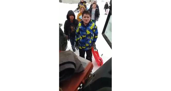 İş makinesi operatörü kardan temizlemek için geldiği mahallede çocukların ricasını kıramadı
