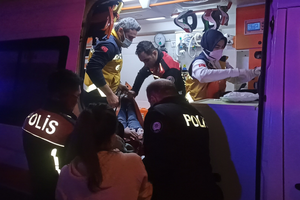 Bursa'da gençlerin kız kavgasında bıçaklar konuştu: 4 yaralı