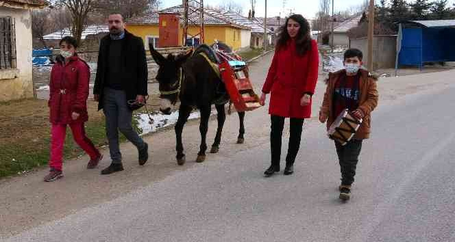 Yozgat’ta öğretmenler “Eşekli kütüphane” ile köy halkını kitapla buluşturuyor