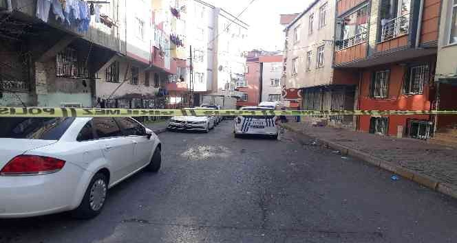 Bağcılar’da cinayet: Aynı evde yaşadığı kişiyi bıçaklayıp kaçtı