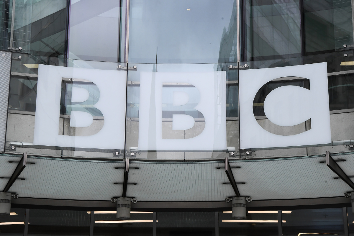 İngiltere'de BBC lisans ücret uygulaması 2 yıllığına sabitlendi