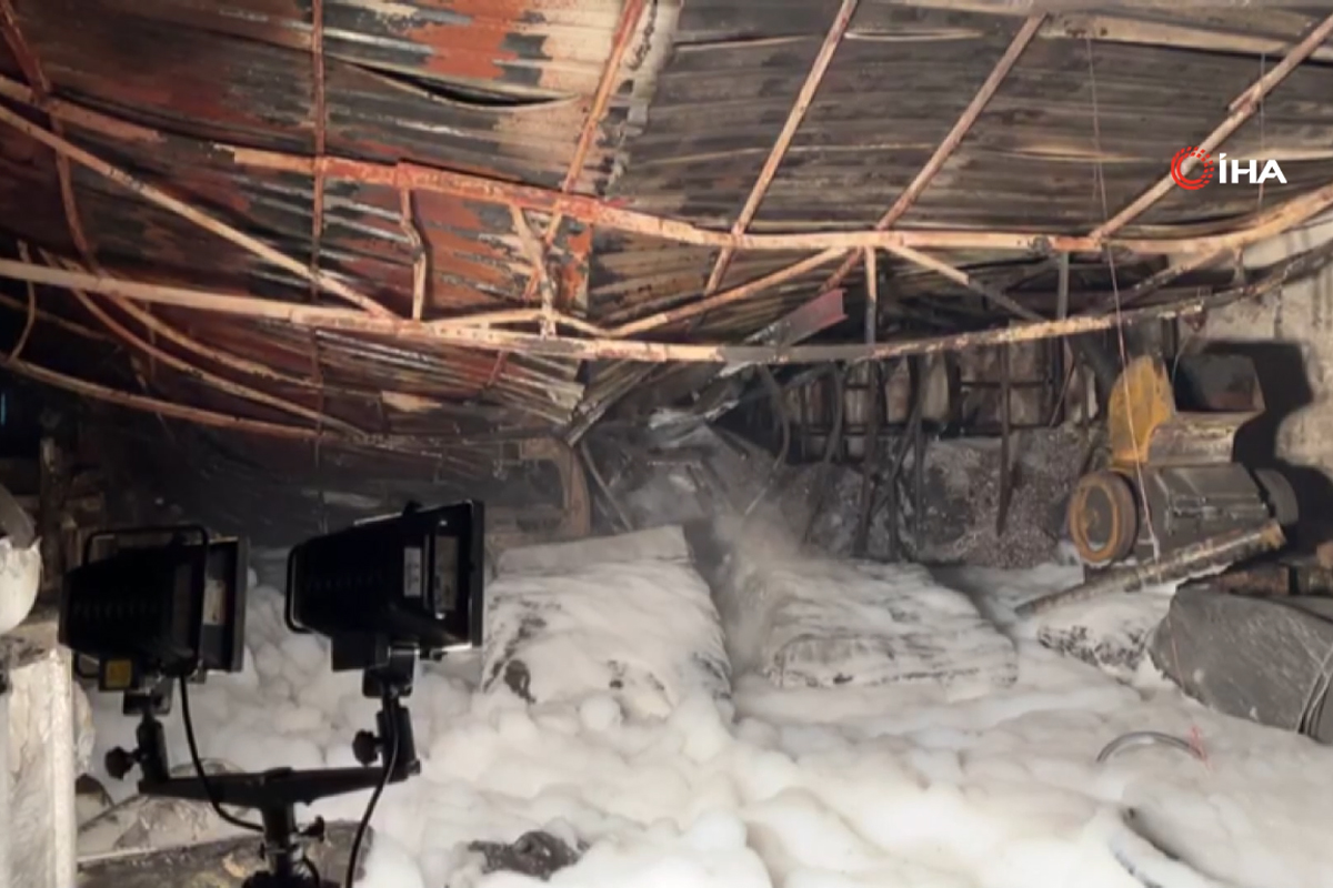 Büyükçekmece'de çatı izolasyon malzemelerinin bulunduğu depoda yangın