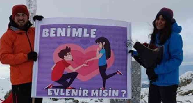 Karla kaplı Dinek Dağı’nın zirvesinde sürpriz evlilik teklifi