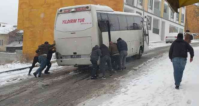 Uşak’ta kar yağışı hayatı olumsuz etkiledi